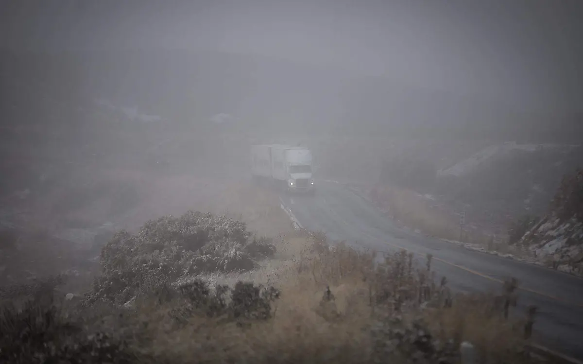 Así luce la carretera nevada del poblado de la Rumorosa Omar Martínez